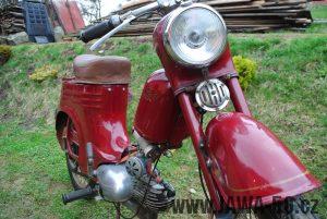 Motocykl Jawa 555 Pionýr (pionier) z roku 1959 v původním stavu - přední vidlice, světlomet a bzučák (klakson)