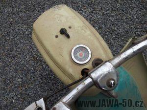Motocykl Jawa 50 typ 05 z roku 1962 - maska světlometu s tachometrem