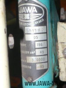 Motocykl Jawa 50 typ 05 z roku 1962 - výrobní štítek