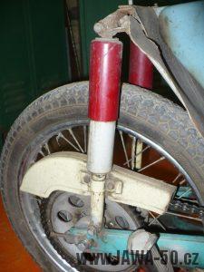 Motocykl Jawa 50 typ 05 z roku 1962 - zadní tlumiče