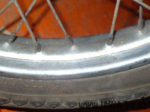 Motocykl Jawa 50 typ 05 z roku 1962 - ráfek kola se zlatými linkami