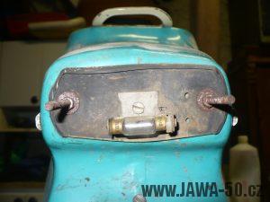 Motocykl Jawa 50 typ 05 z roku 1962 - zadní světlo (koncové) bez krytky