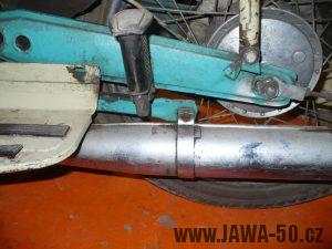 Motocykl Jawa 50 typ 05 z roku 1962 - výfuk a jeho uchycení