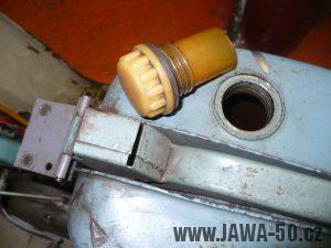 Motocykl Jawa 50 typ 05 z roku 1962 - nádrž a víčko