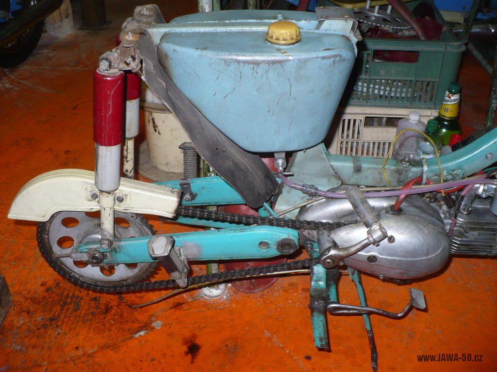 Motocykl Jawa 50 typ 05 z roku 1962 - nádrž, kryt řetězu, motor