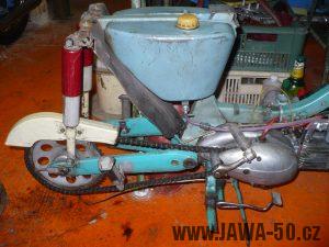 Motocykl Jawa 50 typ 05 z roku 1962 - nádrž, kryt řetězu, motor