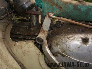 Motocykl Jawa 05 Pionýr z roku 1963 v původním stavu - řadící páka