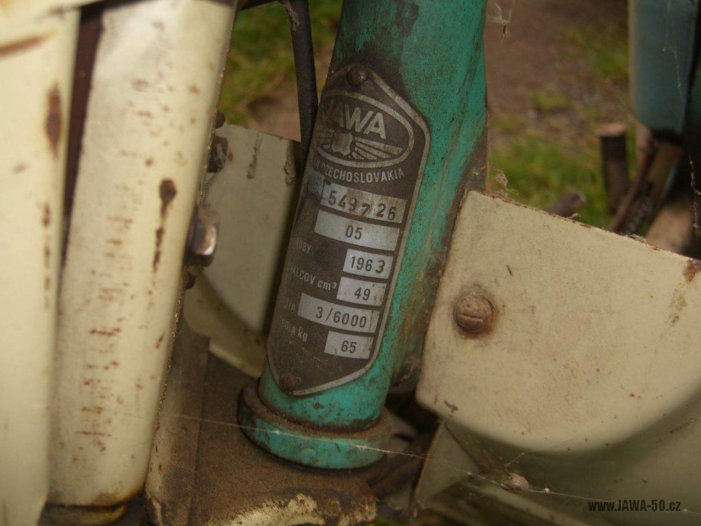 Motocykl Jawa 05 Pionýr z roku 1963 v původním stavu - výrobní štítek