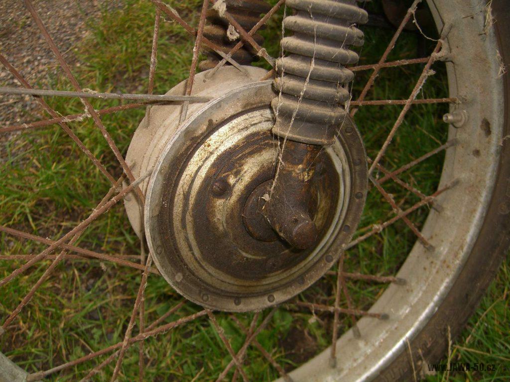 Motocykl Jawa 05 Pionýr z roku 1963 v původním stavu - náboj předního kola