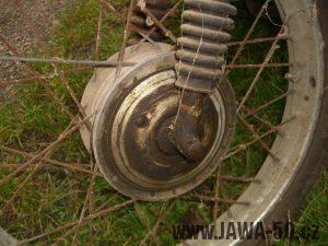 Motocykl Jawa 05 Pionýr z roku 1963 v původním stavu - náboj předního kola