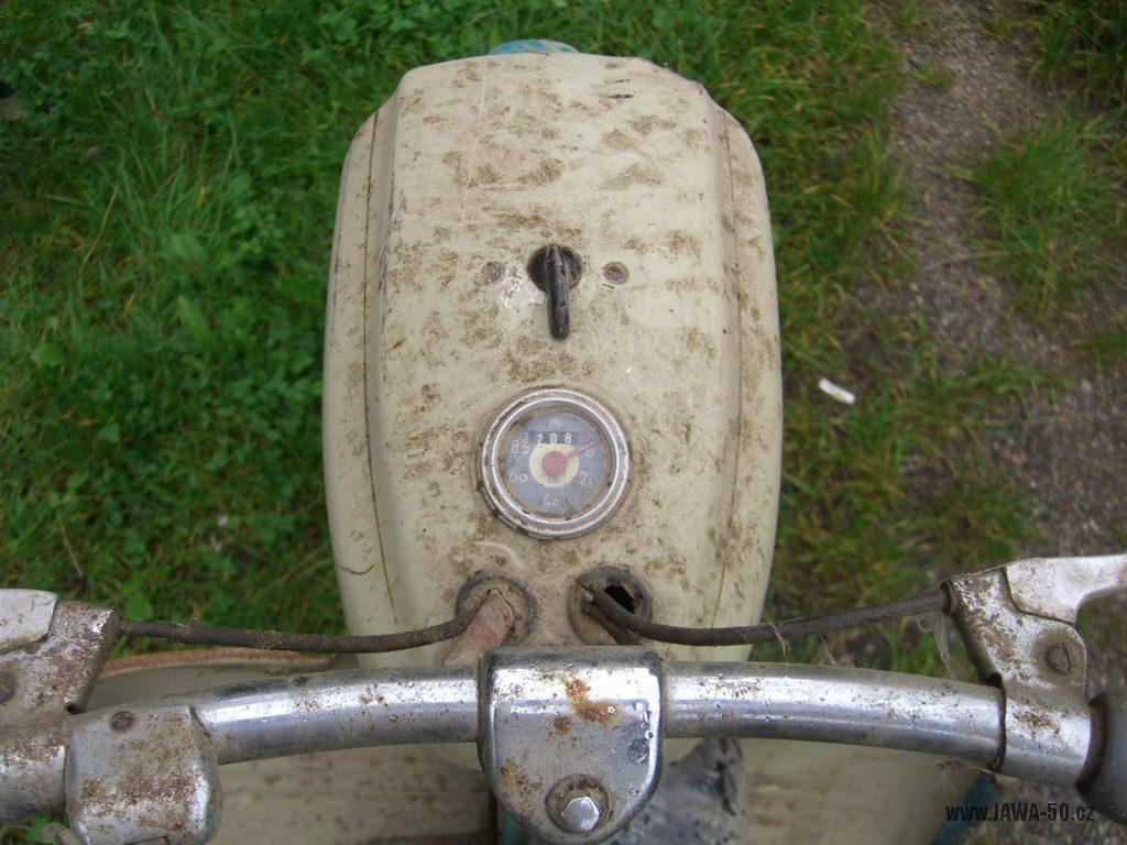 Motocykl Jawa 05 Pionýr z roku 1963 v původním stavu - tachometr