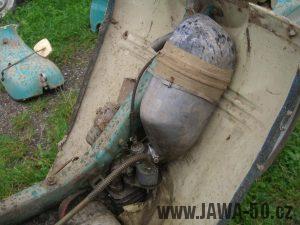 Motocykl Jawa 05 Pionýr z roku 1963 v původním stavu - karburátor a tlumič sání