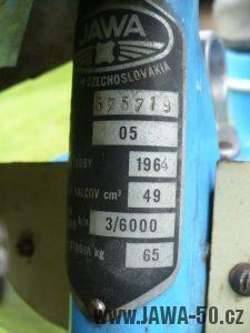 Přechodné provedení motocyklu Jawa 50 typ 05 Pionýr z roku 1964 - výrobní štítek