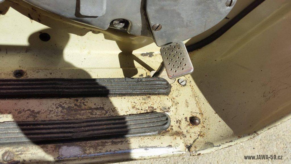 Motocykl Jawa 20 Pionýr z roku 1968 s atypickým výrobním číslem v původním stavu - brzdový pedál, revmaplech