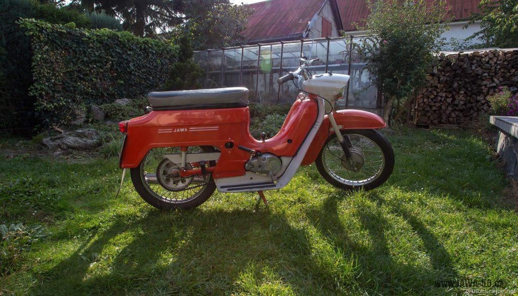 Motocykl Jawa 50 typ 220 Pionýr z roku 1977 v původním stavu