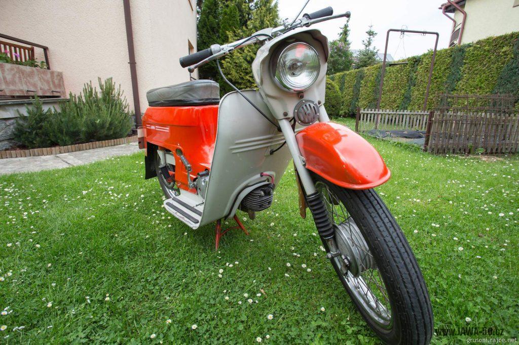 Motocykl Jawa 50 typ 220 Pionýr z roku 1977 v původním stavu - přední světlo