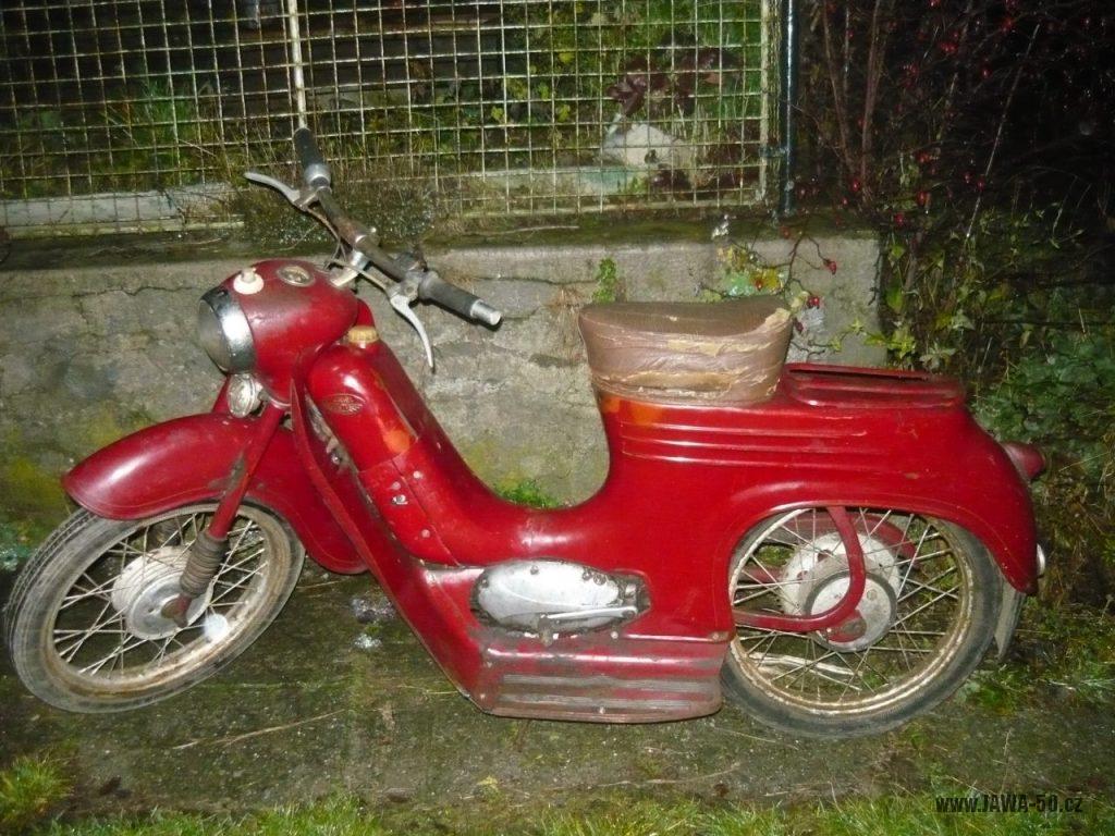 Oskútrovaný motocykl Jawa 555 Pionýr z roku 1962