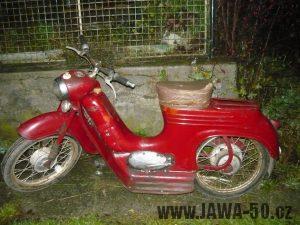 Oskútrovaný motocykl Jawa 555 Pionýr z roku 1962