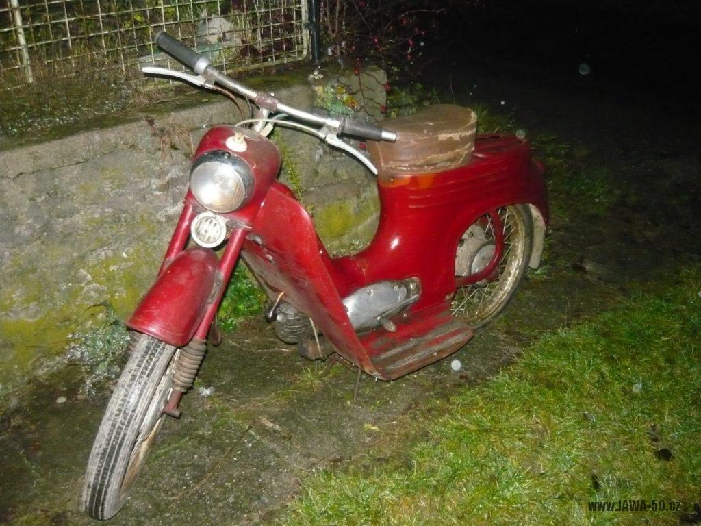 Oskútrovaný motocykl Jawa 555 Pionýr z roku 1962