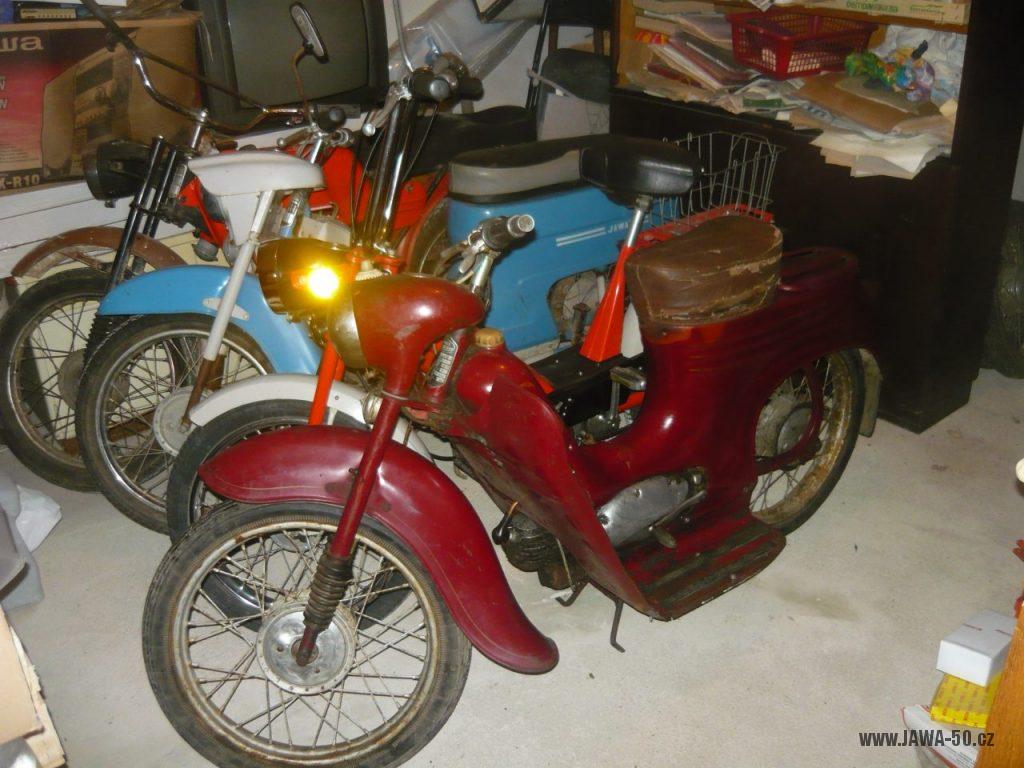 Oskútrovaný motocykl Jawa 555 Pionýr z roku 1962