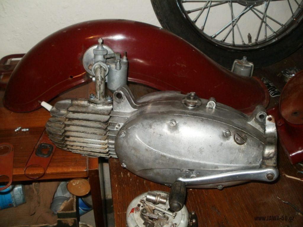 Oskútrovaný motocykl Jawa 555 Pionýr z roku 1962 - motor