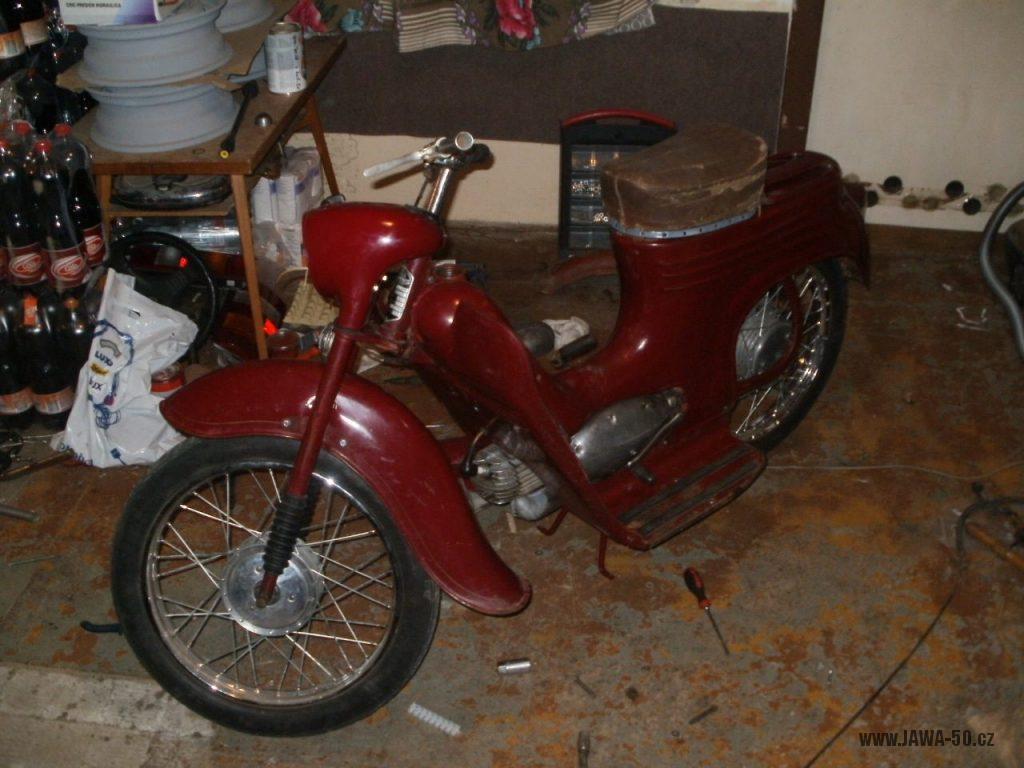 Oskútrovaný motocykl Jawa 555 Pionýr z roku 1962