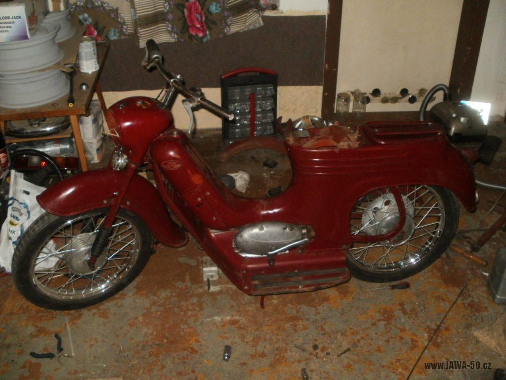 Oskútrovaný motocykl Jawa 555 Pionýr z roku 1962