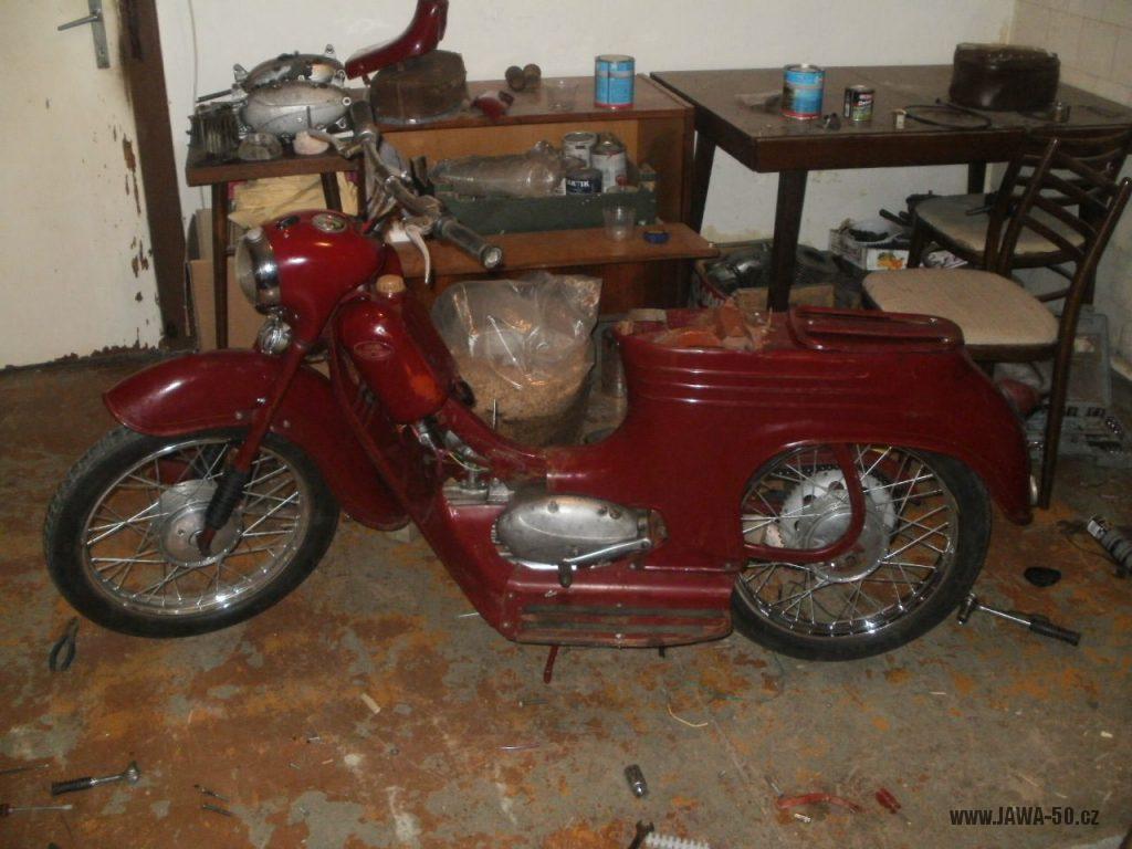 Oskútrovaný motocykl Jawa 555 Pionýr z roku 1962