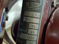 Motocykl Jawa 555 ve skútrovém provedení z roku 1962 - výrobní štítek