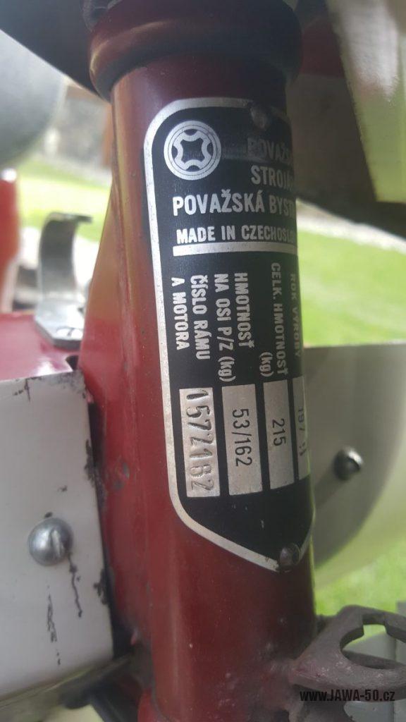 Motocykl Jawa 50 typ 220 Pionýr z roku 1979 - výrobní štítek