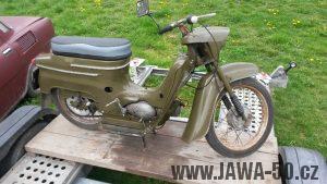 Motocykl Jawa 50 typ 05 Pionýr z roku 1965 ve vojenském khaki zbarvení pro ČSLA