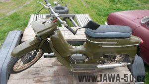 Motocykl Jawa 50 typ 05 Pionýr z roku 1965 ve vojenském khaki zbarvení pro ČSLA