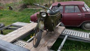 Motocykl Jawa 50 typ 05 Pionýr z roku 1965 ve vojenském khaki zbarvení pro ČSLA