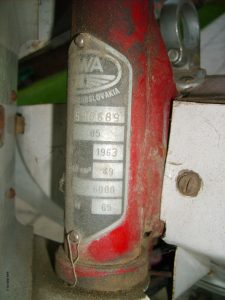 Motocykl Jawa 50 typ 05 Pionýr z roku 1963 v původním stavu - výrobní štítek