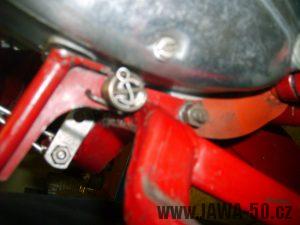 Motocykl Jawa 50 typ 05 Pionýr z roku 1963 v původním stavu - systém pružiny sklápění stojanu