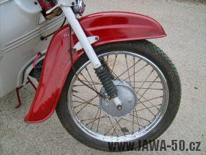 Motocykl Jawa 50 typ 05 Pionýr z roku 1963 v původním stavu - přední kolo, brzdový štít a blatník
