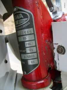 Motocykl Jawa 50 typ 05 Pionýr z roku 1963 v původním stavu - výrobní štítek