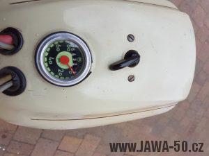 Vývozní (exportní) motocykl Jawa 50 typ 20 Pionýr se sníženým výkonem pro NDR z roku 1969 - tachometr PAL