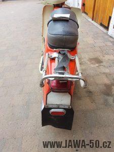 Vývozní (exportní) motocykl Jawa 50 typ 20 Pionýr se sníženým výkonem pro NDR z roku 1969 - záď s čistou registrační značkou (SPZ) a nosičem