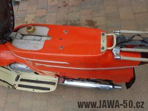 Vývozní (exportní) motocykl Jawa 50 typ 20 Pionýr se sníženým výkonem pro NDR z roku 1969 - prostor pod odklopeným sedadlem