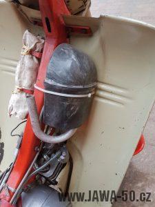 Vývozní (exportní) motocykl Jawa 50 typ 20 Pionýr se sníženým výkonem pro NDR z roku 1969 - tlumič sání (čistič vzduchu)