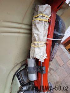 Vývozní (exportní) motocykl Jawa 50 typ 20 Pionýr se sníženým výkonem pro NDR z roku 1969 - umístění povinné výbavy nad motorem