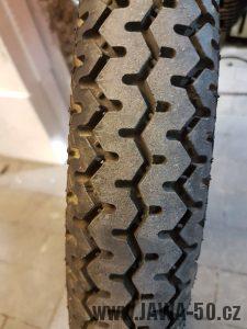Vývozní (exportní) motocykl Jawa 50 typ 20 Pionýr se sníženým výkonem pro NDR z roku 1969 - vzorek pneumatiky