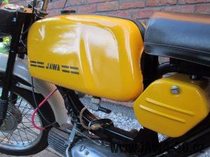 Vývozní (přiškrcený) motocykl Jawa 50 typ 223.200 Mustang pro Maďarsko z roku 1982 - nádrž se znakem a kastlík na nářadí