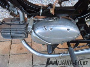 Vývozní (přiškrcený) motocykl Jawa 50 typ 223.200 Mustang pro Maďarsko z roku 1982 - motor z levé strany