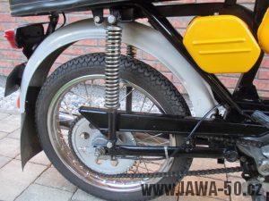 Vývozní (přiškrcený) motocykl Jawa 50 typ 223.200 Mustang pro Maďarsko z roku 1982 - zadní kolo, kryt řetězu
