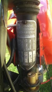 Motocykl Jawa 50 typ 223 Mustang z roku 1977 - výrobní štítek