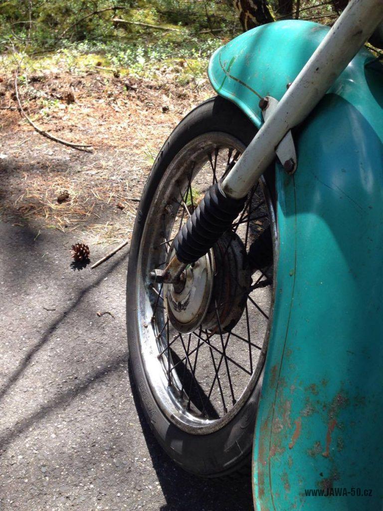 Motocykl Jawa 555 Pionýr, provedení De luxe s chromovanými ráfky kol (rok 1962) - přední blatník a kolo