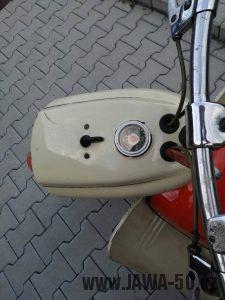 Motocykl Jawa 50 typ 20 Pionýr z roku 1969 v původním stavu - maska světlometu s tachometrem a řídítka