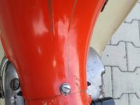 Motocykl Jawa 50 typ 20 Pionýr z roku 1969 v původním stavu - kryt nad motorem a originální excentrický šroubek uzavírání
